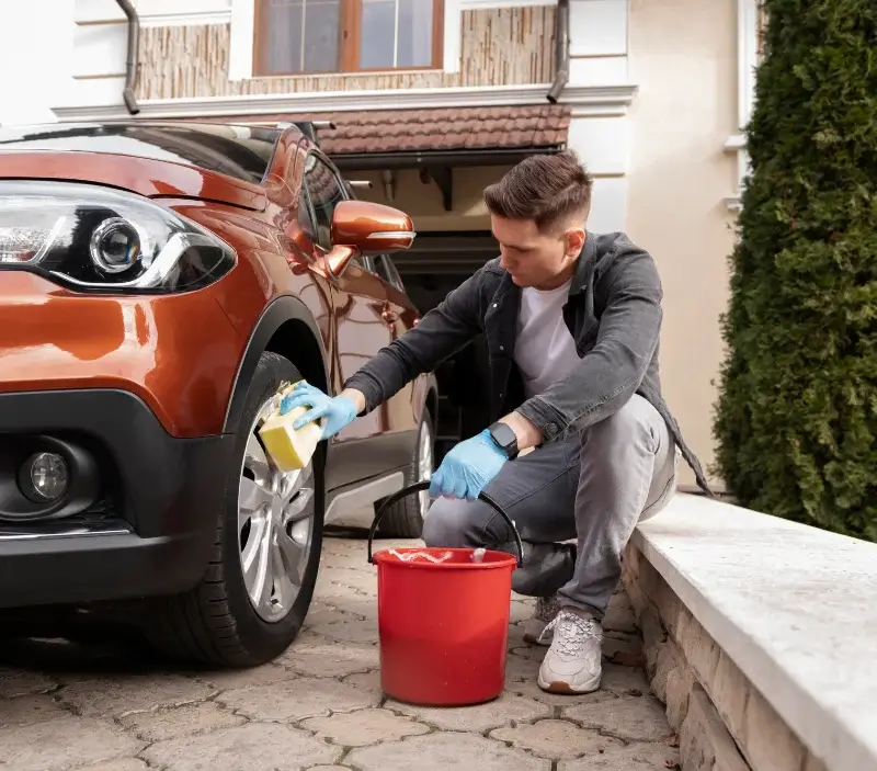 Lavage auto à domicile Oloron-Sainte-Marie : professionnel intervenant sur un véhicule